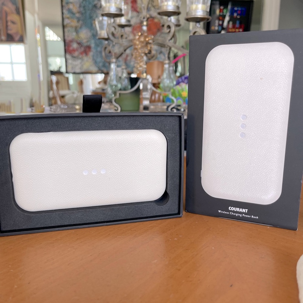 Quality Courant Wireless Charging Power Bank-USB